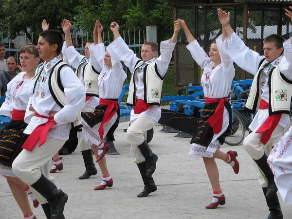 Centrul comunei Tohatin s-a transformat într-un ring de dans moldovenesc