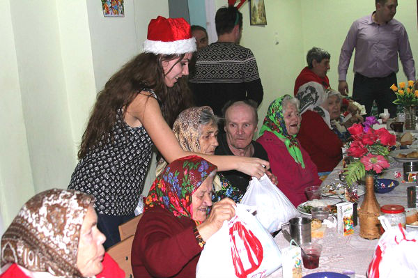 Diasporă le-a dăruit o adevărată sărbătoare de Crăciun bătrînilor 