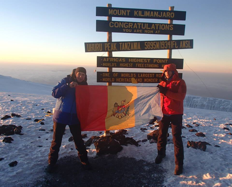 Молдавский флаг был поднят на Килиманджаро 